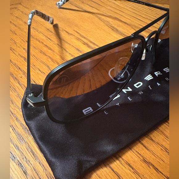 Blenders FLIGHT QUEEN POLARIZED Black Aviator Sunglasses - Picture 4 of 4